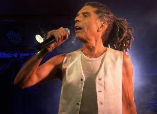 Marcos Sacramento amplifica ponto luminoso da trajetória com a energia vibrante e a exuberância do show ‘Arco’