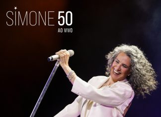 Simone está bem na foto de álbum ao vivo que eterniza a felicidade do show dos 50 anos de carreira da cantora