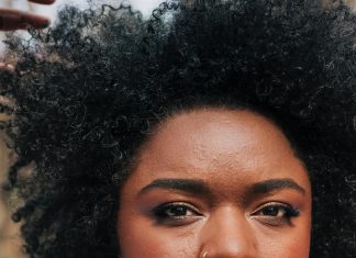 Ellen Oléria faz o Carnaval ao cantar Nina Simone no circuito off-folia de SP