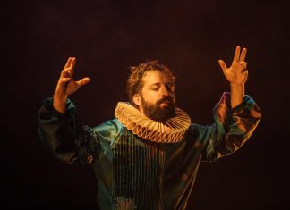 Gregório Duvivier roça a língua de Caetano Veloso ao interpretar canção de 1997 em monólogo encenado no Rio
