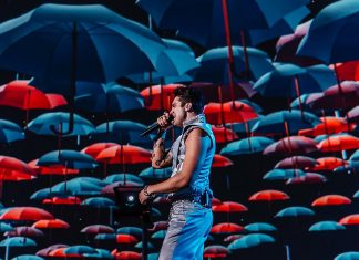 Luan Santana rejeita na capa do álbum ‘Ao vivo na lua’ a trivial estética visual dos discos com registros de shows