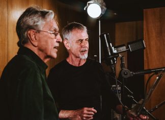 Ritchie volta a iluminar ‘Shy moon’ com Caetano Veloso 41 anos após sucesso do dueto dos artistas no álbum ‘Velô’