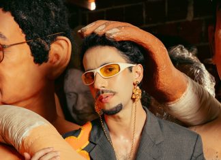 Romero Ferro apronta o álbum ‘Ouro’ enquanto brinca ‘Carnaval do desejo’