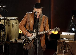 Festival Glastonbury anuncia Neil Young, Olivia Rodrigo, Charli XCX, Alanis Morissette e Rod Stewart