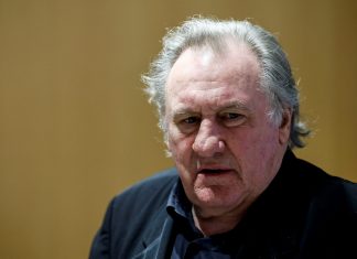 Gérard Depardieu afirma em julgamento que mão nas nádegas não é agressão sexual