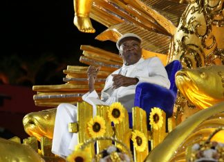 Milton Nascimento é o sol na procissão do samba em que a Portela entronizou o artista no altar do Carnaval carioca