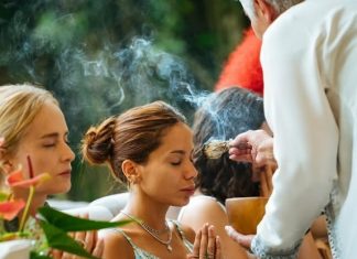 Como são os rituais de Anitta? Encontros têm mantras, ‘leitura de oráculo’ e ‘mapa gestacional’