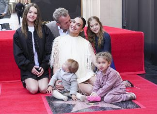 Protestantes interrompem homenagem a Gal Gadot na Calçada da Fama
