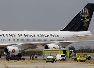 Pedaços da fuselagem do avião do Iron Maiden são colocados à venda