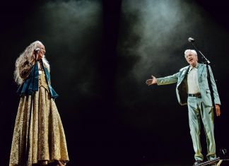 Caetano Veloso pede paz ao apresentar música inédita e autoral no penúltimo show da turnê com Maria Bethânia