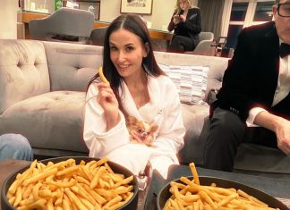 Após derrota no Oscar, Demi Moore aparece de roupão comendo batatas fritas em foto; veja