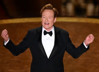 Piada de apresentador do Oscar sobre história de ‘Ainda estou aqui’ é criticada por brasileiros