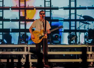 Foster the People faz show morno no Lolla com setlist de energia ‘sobe e desce’ sem freio