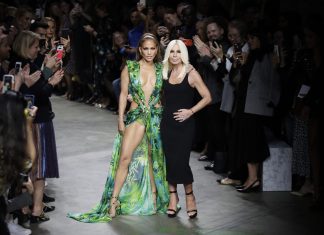 Donatella Versace deixa cargo na Versace após 30 anos como diretora artística