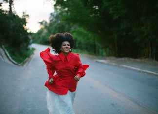 Josyara abre caminhos e parcerias com Liniker, Pitty, Juliana Linhares e Iara Rennó no álbum solo autoral ‘Avia’