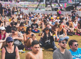 Lollapaloozzzzzzzz… fãs descansam no festival durante maratona de shows