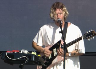 Neil Frances leva psicodelia para plateia que começou show sem conhecê-lo, mas terminou apaixonada no Lolla