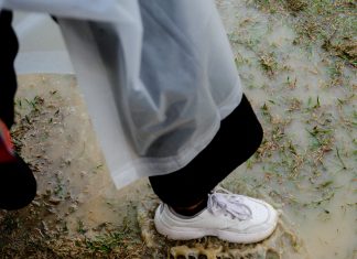 Tênis com lama do Lollapalooza? Veja como tirar a sujeira dos calçados