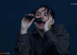 Dono de hit do TikTok, Artemas faz show de pop rock de casa mal assombrada