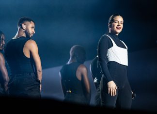 Por que artistas gringos trazem shows mais simples ao Brasil e como turnês são negociadas?