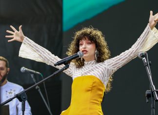 Mãe e irmã de cantora se emocionam com show da filha no Lolla, mas reclamam de público sentado