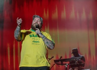 Teddy Swims exibe vozeirão potente e contagia Lolla com hits de TikTok