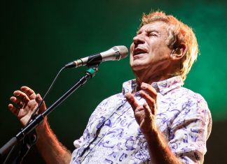 Flávio Venturini repassa ‘páginas de um livro bom’ em show nostálgico que resume 50 anos de história do artista