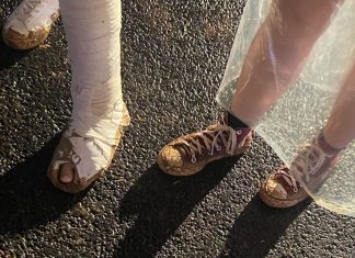 ‘Lamapalooza’: após chuva, Lolla enche de lama, mais uma vez, e fãs escorregam no trajeto entre palcos