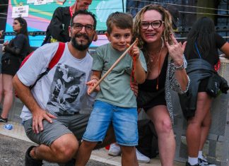Garotinho de 6 anos vibra em show de Ca7riel & Paco e ganha baqueta de baterista