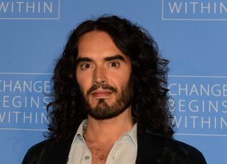 Russell Brand é acusado de estupro por polícia do Reino Unido