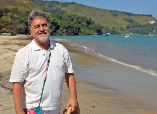 Marcos Frota volta a set da novela ‘Mulheres de Areia’ em Paraty e vê escultura de Tonho da Lua: ‘Foi um divisor de águas na minha vida’