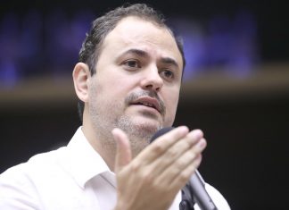 Em greve de fome, Glauber Braga toma isotônico e ouve NX Zero para manter a calma, diz equipe