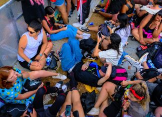Descanso ou desinteresse? Lollapalooza teve público sentado e até de costas para shows menores