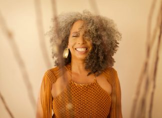 Fala de Ailton Krenak ecoa no álbum ‘Manu’, outro grito potente de Manuela Rodrigues, cantora fora dos padrões