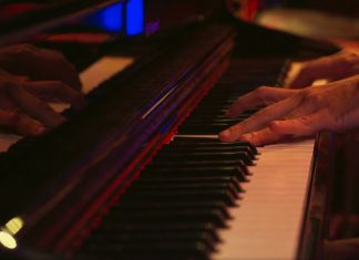 Gênero derivado da bossa nova, o samba-jazz ecoa na novela ‘Vale tudo’ no toque do fictício pianista Rubinho