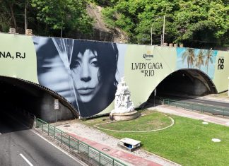 Lady Gaga pede desculpas por problemas no microfone durante o show no Coachella