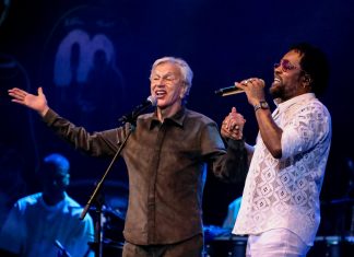 Caetano Veloso canta para o mundo ficar ‘Odara’ ao participar da gravação do show de Xande de Pilares no Rio
