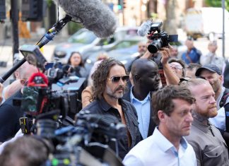 Ator Russell Brand, acusado de estupro, chega ao Tribunal em Londres, diz agência