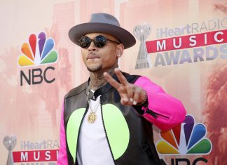 Chris Brown é mantido em custódia após prisão e acusado de lesão corporal grave