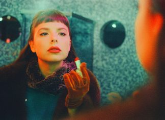 Julia Mestre alinha referências com coesão em álbum que celebra a disco music e o pop da década de 1980