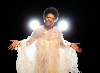 Alaíde Costa ostenta classe na capa do álbum em que canta o repertório de Dalva de Oliveira, voz da era do rádio