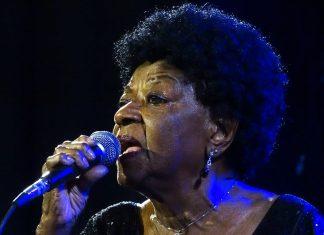 Estrela de Alaíde Costa brilha em palco iluminado pela grandeza da cantora