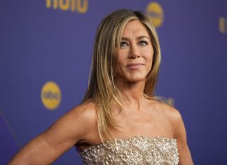 Homem é acusado de perseguição e vandalismo após bater carro na casa de Jennifer Aniston