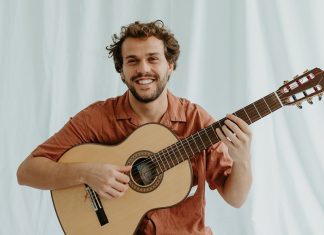 Theo Bial canta Chico Buarque em álbum que sai em junho com direção artística de filhos de Martinho da Vila