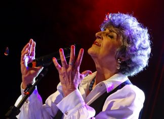 Fátima Guedes dá banho de felicidade ao harmonizar águas e mágoas de amor na correnteza do show ‘Sete chuvas’