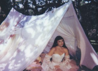 Julia Mestre concilia ‘Canto da sereia’, ‘Veneno da serpente’ e Marina Lima no álbum solo ‘Maravilhosamente bem’