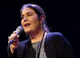 Mônica Salmaso lapida ouros achados para prestar senhora homenagem a Elizeth Cardoso em show divino no Rio