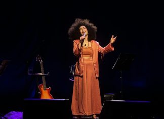 Vanessa Moreno doma o ritmo, em show no Rio, com a musicalidade livre e exuberante que a agiganta no palco
