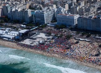 Show de Lady Gaga: fãs já lotam areia, e Copacabana é fechada para carros; SIGA