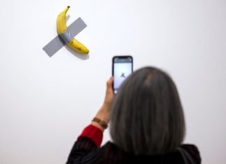 Visitante come banana de obra de arte avaliada em US$ 6 milhões em museu na França